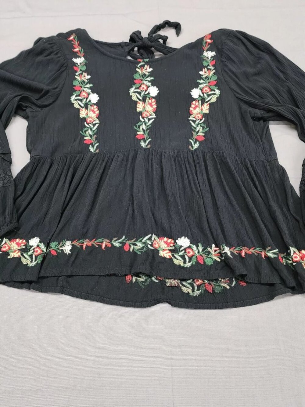 American Eagle Outfitters Womens Size M Black Floral Embroidered Peasant Blouse